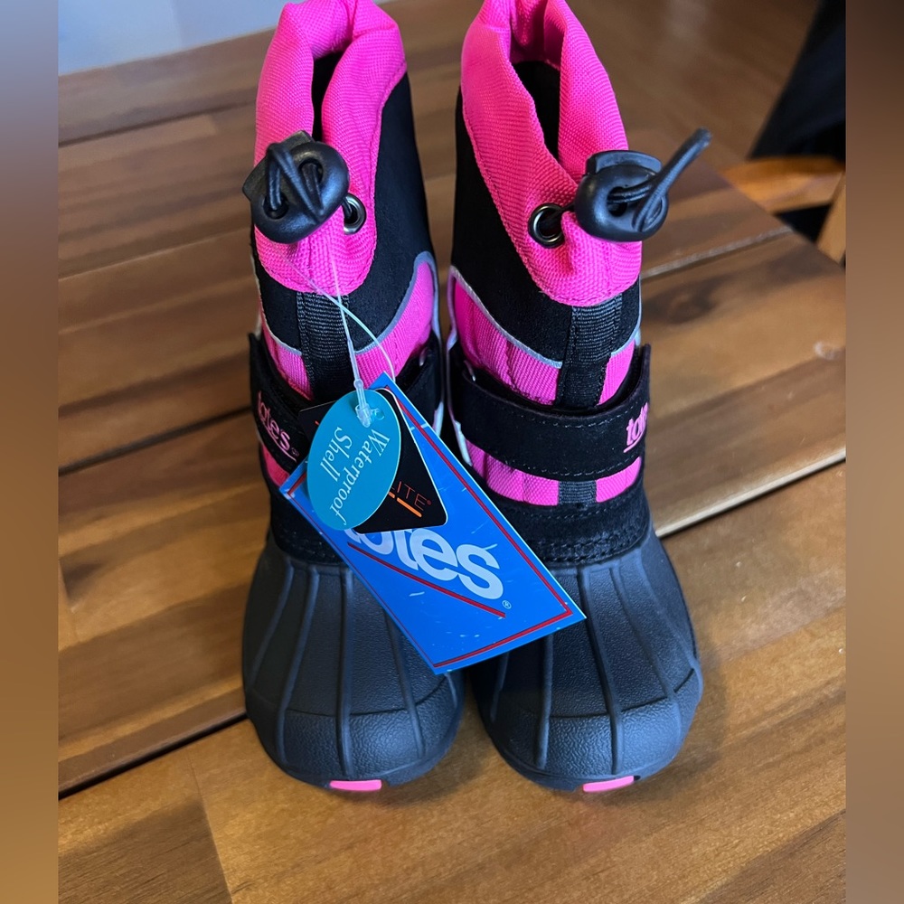 Totes Toddler Snow boots. NWT